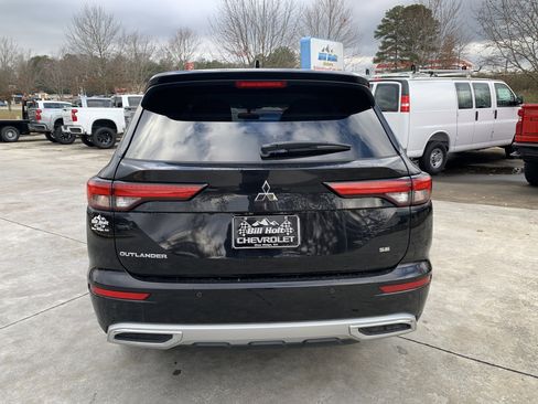 Used 2022 Mitsubishi Outlander SE image 3