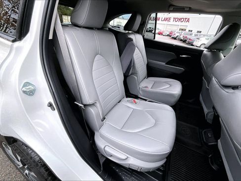 Used 2024 Toyota Highlander XLE image 19