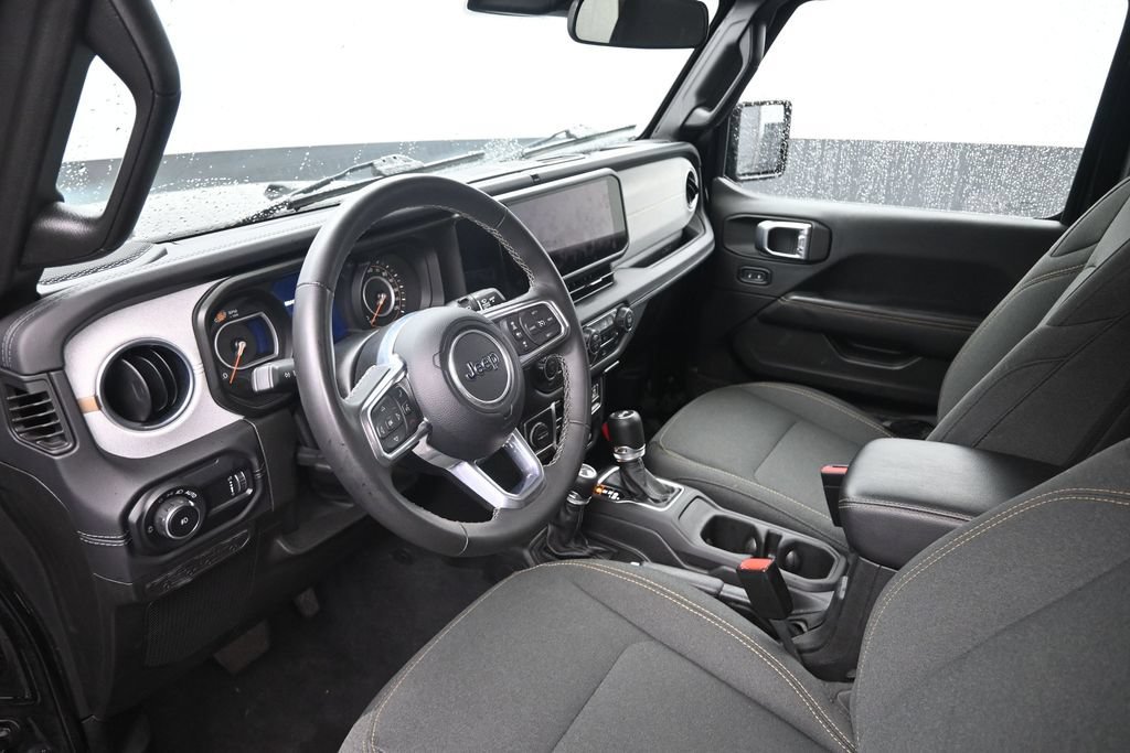 Used 2025 Jeep Wrangler Unlimited Sahara AWD/4WD image 22