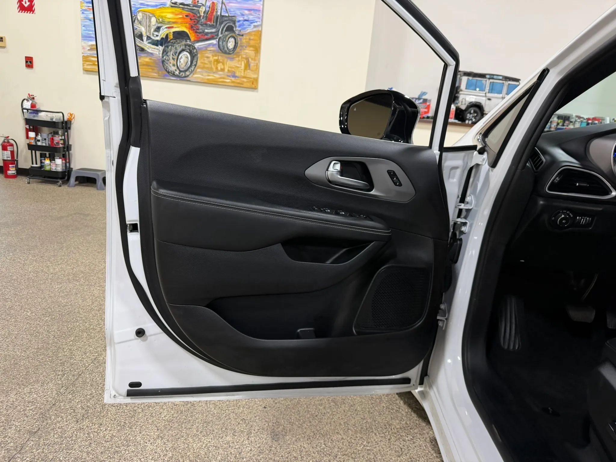 Used 2025 Chrysler Pacifica Select FWD image 42