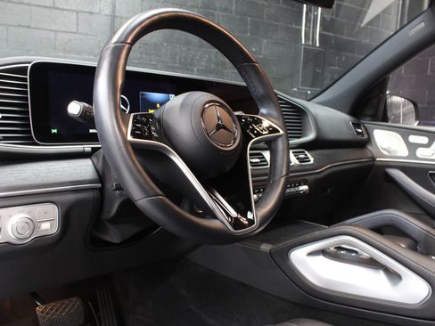Used 2025 Mercedes-Benz GLE 580 4MATIC w/ Driver Assistance Package image 29
