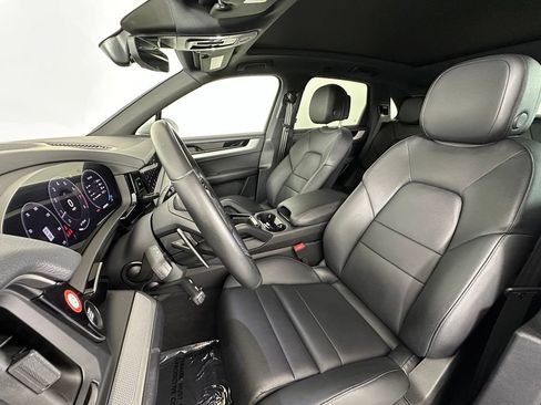 Certified 2025 Porsche Cayenne AWD/4WD image 5
