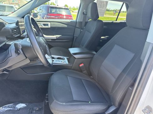 Used 2022 Ford Explorer XLT AWD/4WD image 3