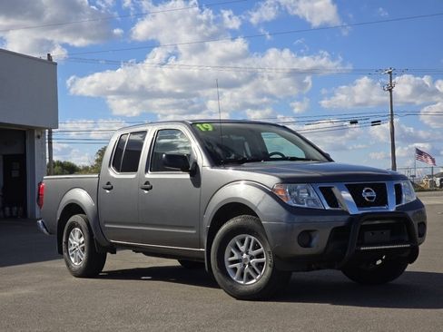 Used 2019 Nissan Frontier SV image 2