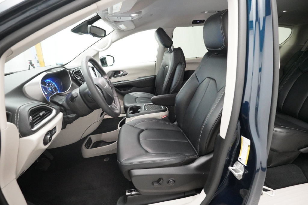 Used 2024 Chrysler Pacifica Touring-L AWD/4WD image 7