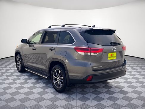 Used 2017 Toyota Highlander XLE FWD image 3