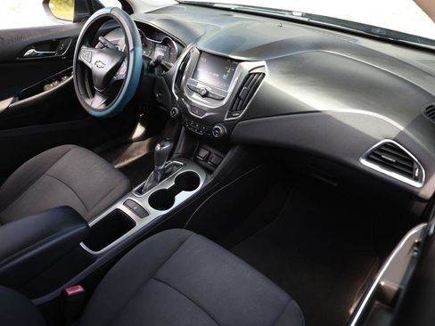 Used 2018 Chevrolet Cruze LT w/ Convenience Package FWD image 16