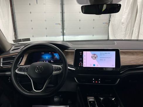 Used 2025 Volkswagen Atlas SE image 16