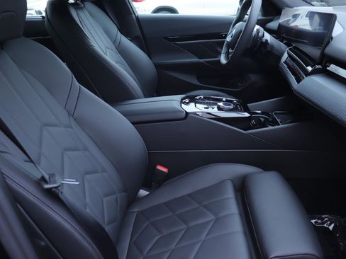 Certified 2025 BMW 530i image 17