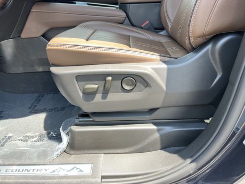 Used 2025 Chevrolet Tahoe High Country RWD image 14