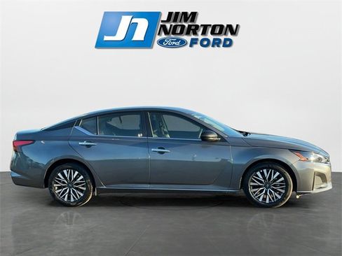 Used 2025 Nissan Altima 2.5 SV image 2