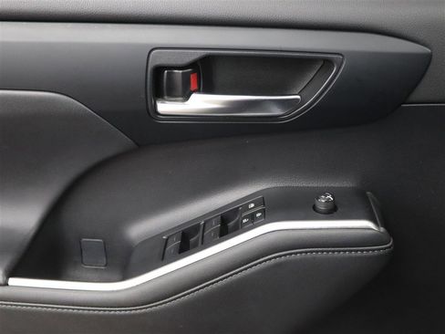 Used 2023 Toyota Highlander XLE image 38