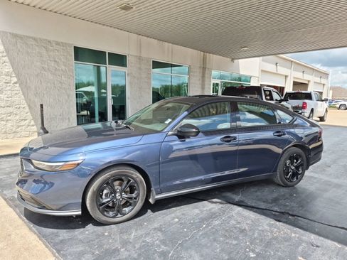 Used 2025 Honda Accord SE image 2