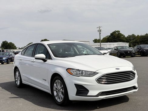 Used 2019 Ford Fusion SE FWD image 4