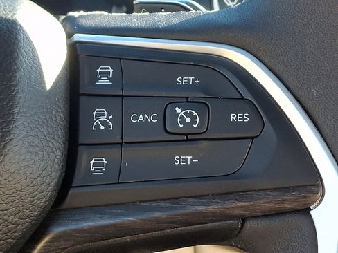 Certified 2023 Jeep Grand Cherokee Limited image 24