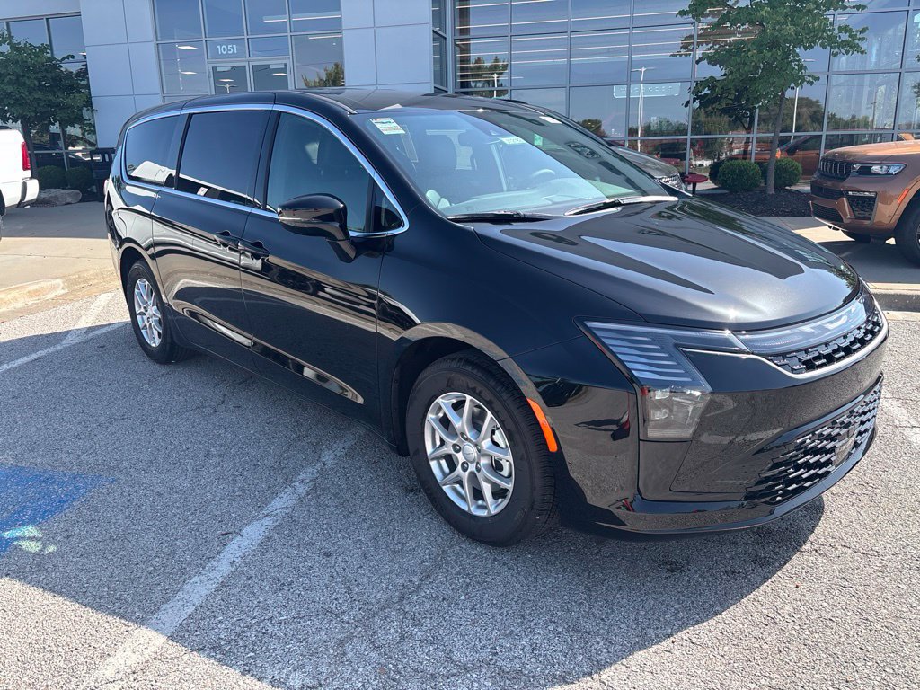 New 2027 Chrysler Pacifica Select FWD image 6