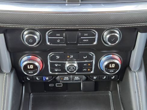 Used 2024 GMC Yukon XL SLT w/ SLT Luxury Package AWD/4WD image 17