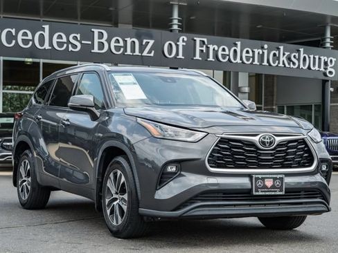 Used 2020 Toyota Highlander XLE AWD/4WD image 1