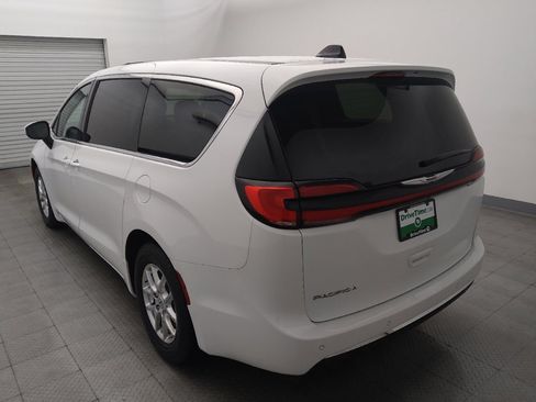 Used 2023 Chrysler Pacifica Touring-L FWD image 5