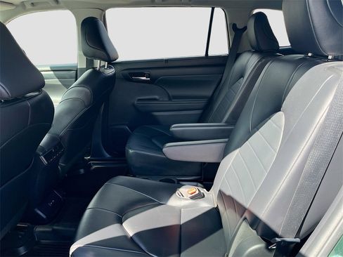 Used 2023 Toyota Highlander XLE image 24
