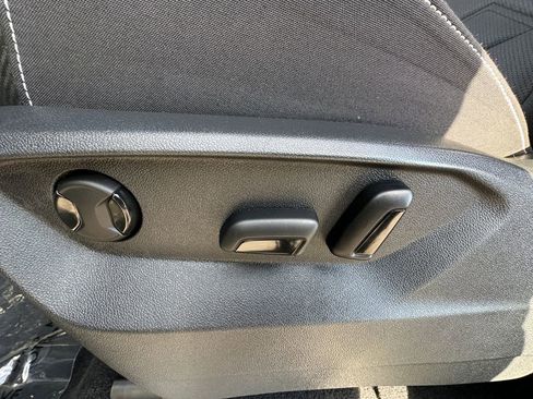 Used 2024 Volkswagen Atlas Cross Sport SE w/ Panoramic Sunroof Package image 10