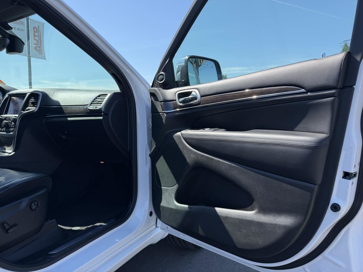Used 2018 Jeep Grand Cherokee Overland AWD/4WD image 18