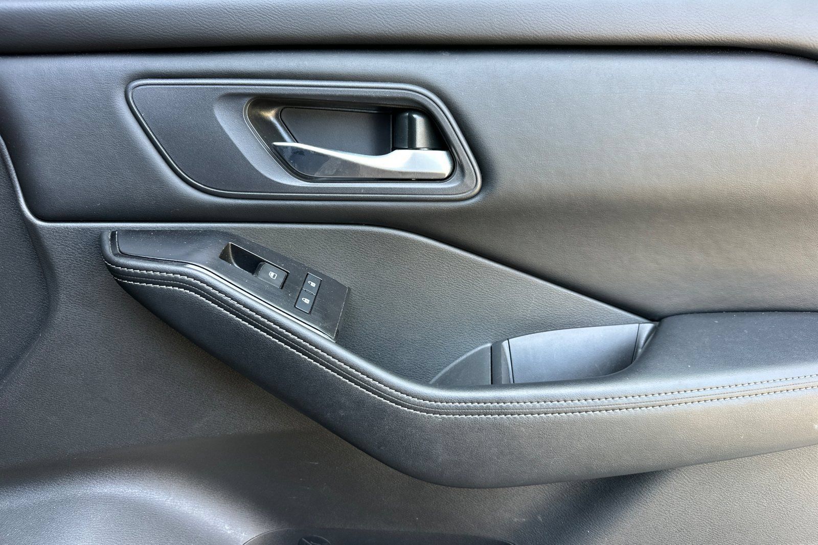Used 2025 Nissan Rogue SV FWD image 23