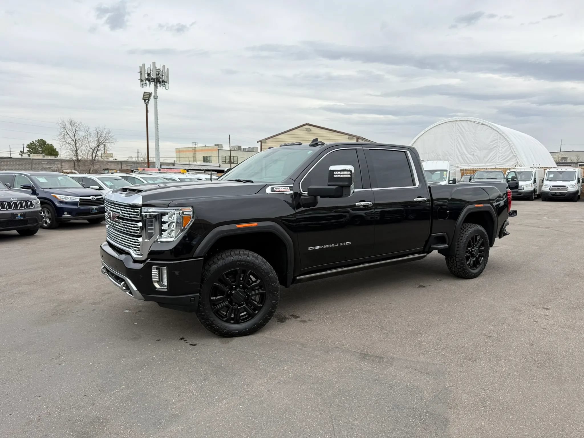 Used 2022 GMC Sierra 2500 Denali w/ Denali Black Diamond Edition AWD/4WD image 2