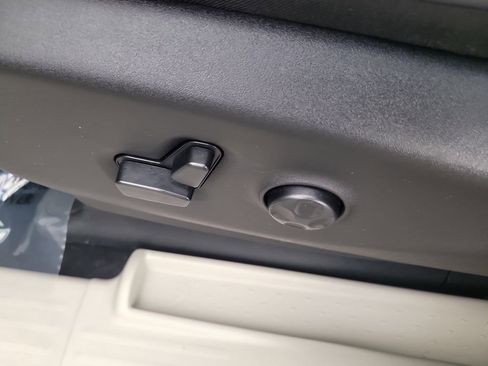 Certified 2024 Chrysler Pacifica Touring-L FWD image 18