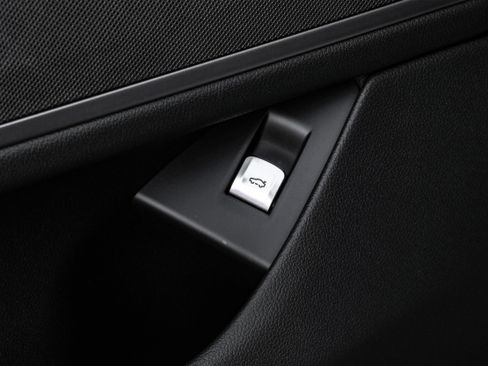 Used 2021 BMW 750i xDrive image 52