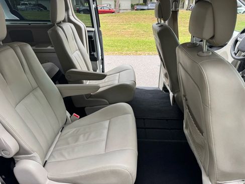 Used 2014 Chrysler Town & Country Touring image 15