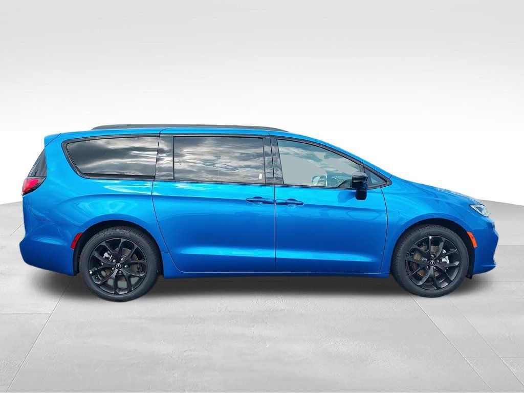 New 2026 Chrysler Pacifica Limited w/ S Appearance Package FWD image 9
