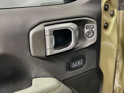 Used 2025 Jeep Gladiator Mojave AWD/4WD image 16