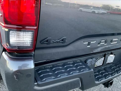 Used 2022 Toyota Tacoma SR5 AWD/4WD image 30