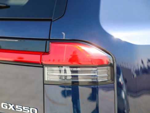 Used 2025 Lexus GX 550 w/ Accessory Package (Z1) image 9
