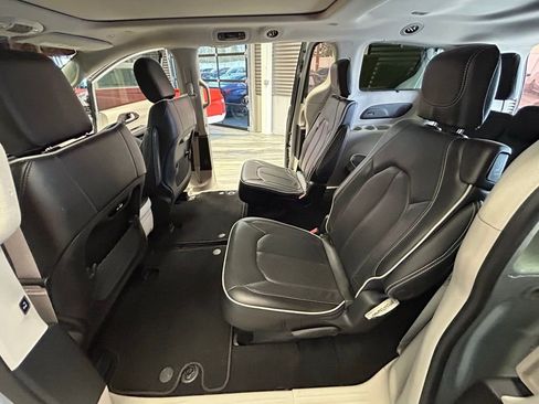 Used 2023 Chrysler Pacifica Limited image 47