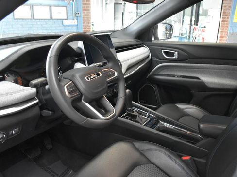 Used 2025 Jeep Compass Latitude w/ Sun & Sound Group AWD/4WD image 17