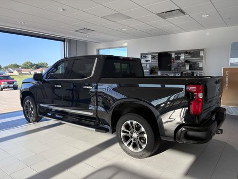 Used 2023 Chevrolet Silverado 1500 High Country w/ Technology Package image 3