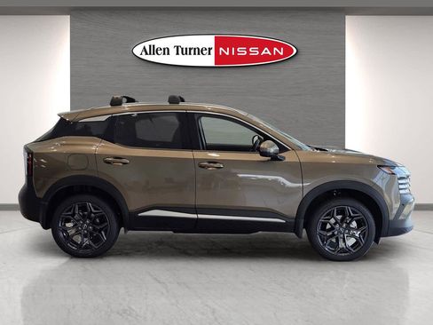 Used 2025 Nissan Kicks SR image 7