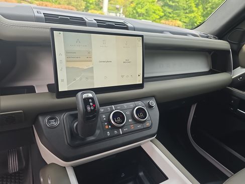 Certified 2025 Land Rover Defender 110 X-Dynamic SE AWD/4WD image 19