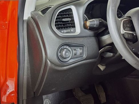 Used 2021 Jeep Renegade Latitude FWD image 8