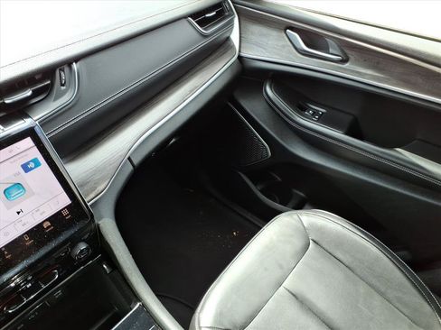 Used 2022 Jeep Grand Cherokee L Limited AWD/4WD image 32