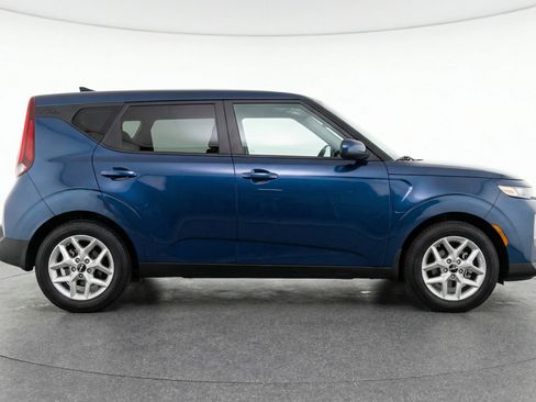 Used 2025 Kia Soul LX w/ LX Technology Package image 11