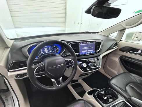 Used 2022 Chrysler Pacifica Touring-L FWD image 13