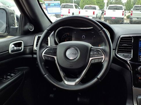 Used 2020 Jeep Grand Cherokee Laredo w/ 18" Wheel & 8.4" Radio Group RWD image 15