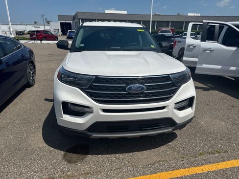 Used 2023 Ford Explorer XLT w/ Equipment Group 202A AWD/4WD image 25