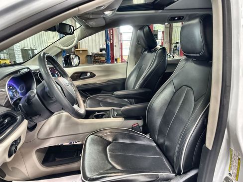 Used 2023 Chrysler Pacifica Limited FWD image 12