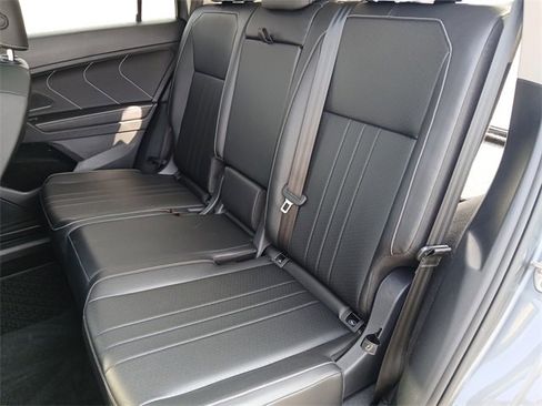 Used 2024 Volkswagen Tiguan SE w/ Panoramic Sunroof Package image 40