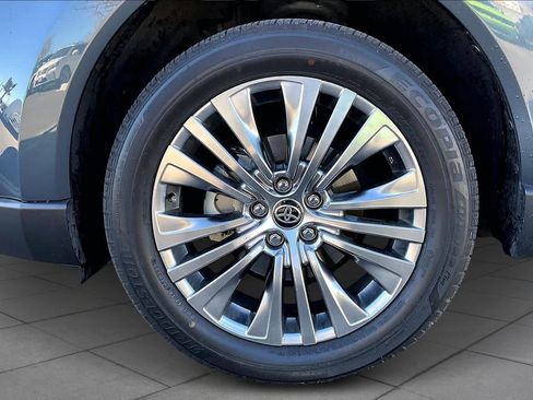 Used 2023 Toyota Venza Limited image 10