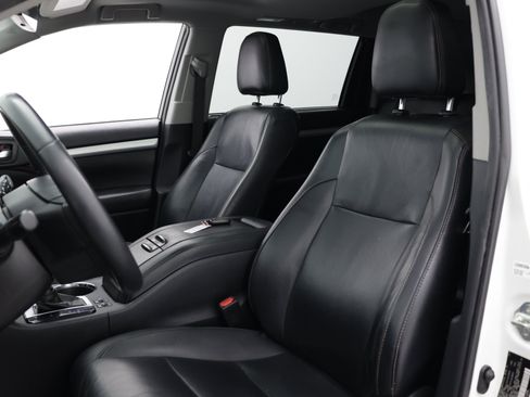 Used 2019 Toyota Highlander XLE AWD/4WD image 17